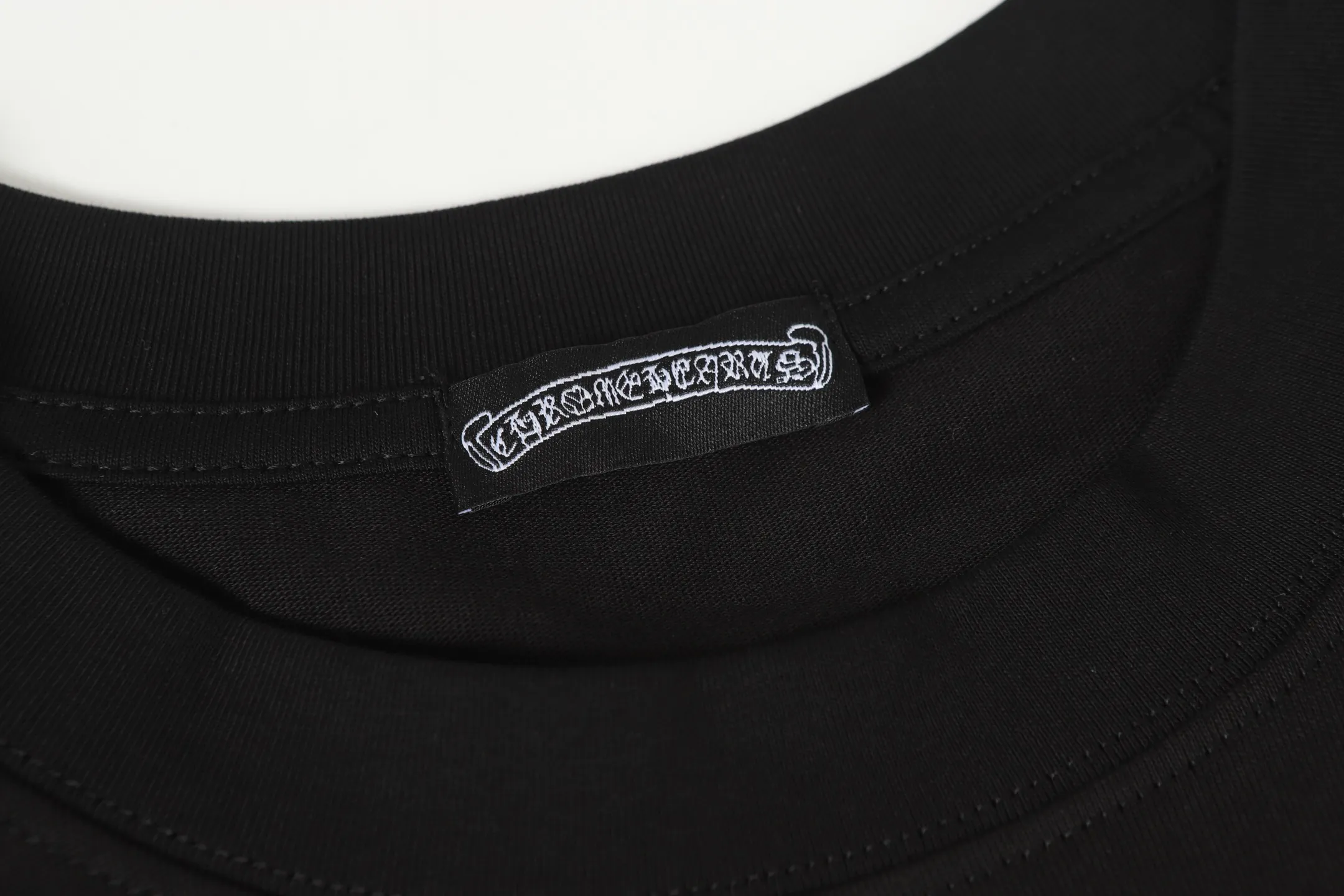 P160 Chrome Hearts CH Chrome Hearts Heavy Industry Horseshoe Sanskrit appliqué embroidered short-sleeved T-shirt. Use imported Tajima machine embroidery. Correct configuration. Black 2025 Chrome Hearts ZP packaging bag. 240 grams of custom-dyed double yarn cotton. Large version. Loose and stylish. Differentiated from low version, slim and long version with upper body and hip pull. 100% commitment: top quality. Not fast food. Highest version on the market. Top quality - different from ordinary versions on the market. If you care about quality. You must also respect the price. Absolutely zero after-sales service. The return rate so far is 0. It’s hard not to love the style. - 240g custom-dyed double yarn fabric. - Correct high-density main mark, washed tag, hand-sewn.